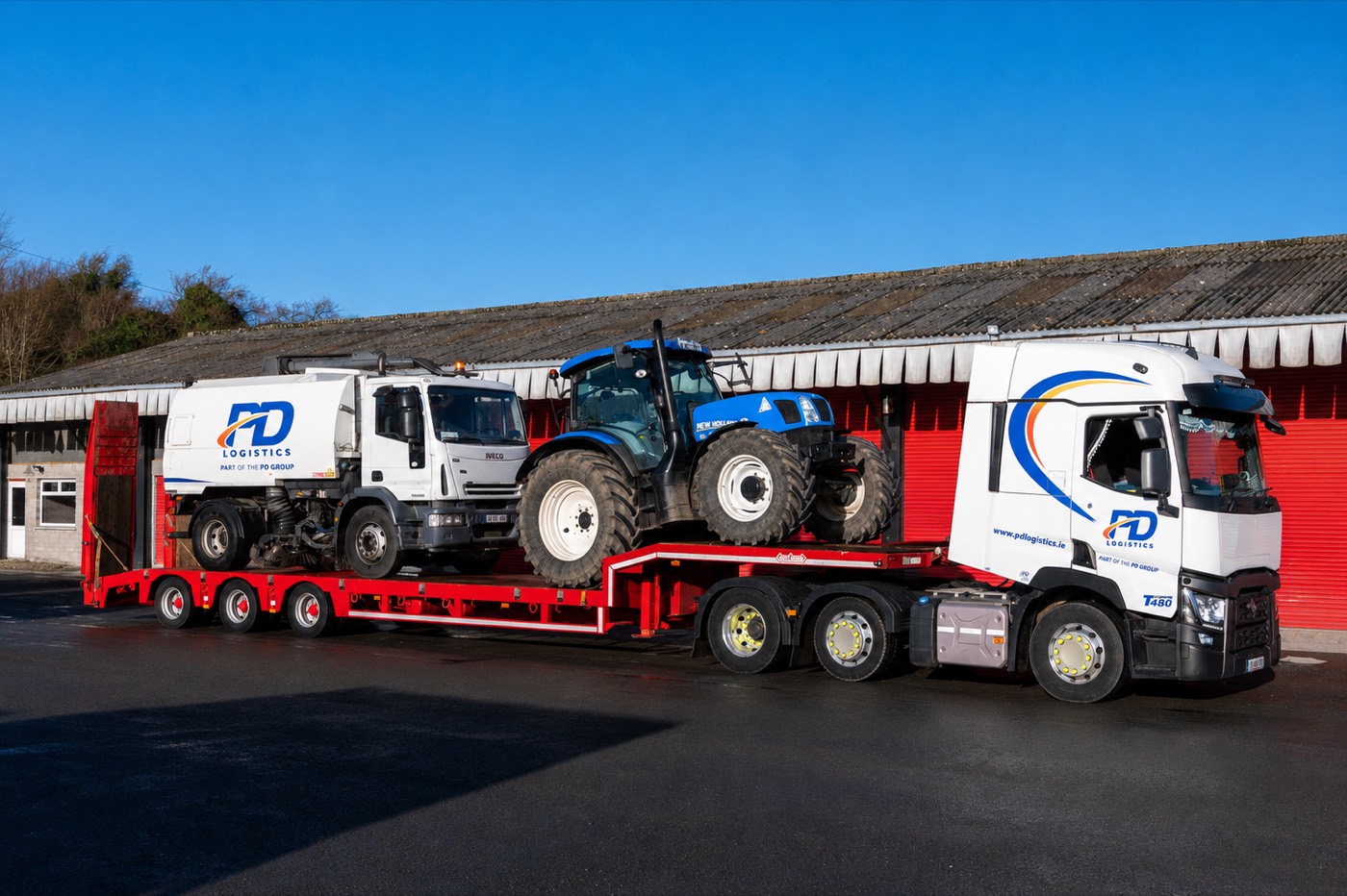 Low loader haulage truck
